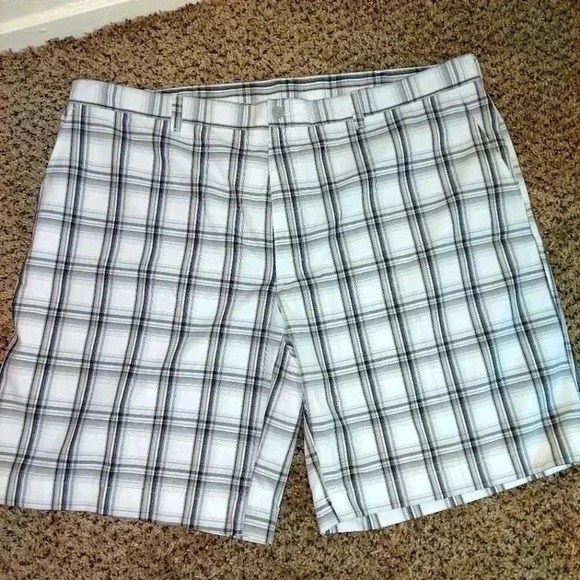 NWT PGA Tour Golf Shorts Mens 42 White Gray Tan Flat Front Plaid Slash Pockets - Picture 1 of 6